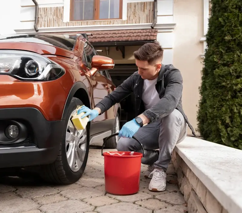 Lavage auto à domicile Le Champ-Saint-Père : professionnel intervenant sur un véhicule